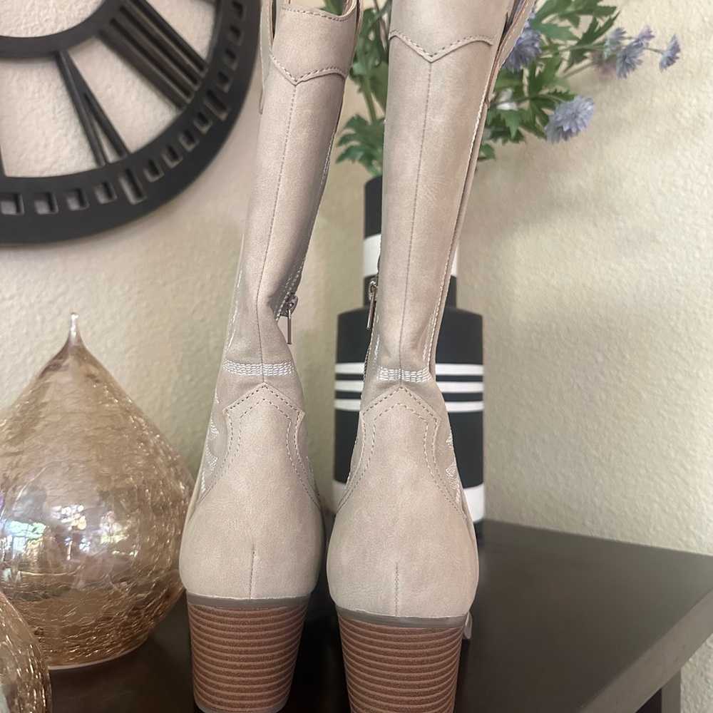 New! Indigo Beige Heeled Western Boots - Picture 5 of 6